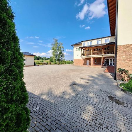 Agrohotel Tri Brezy Hrustin Exteriör bild