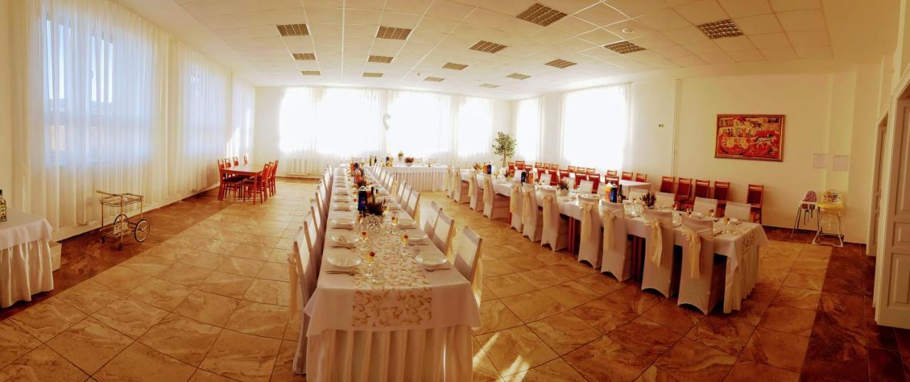 Agrohotel Tri Brezy Hrustin Exteriör bild