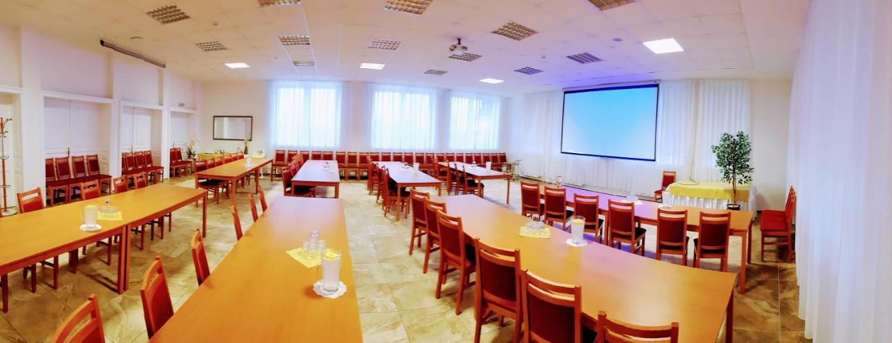 Agrohotel Tri Brezy Hrustin Exteriör bild