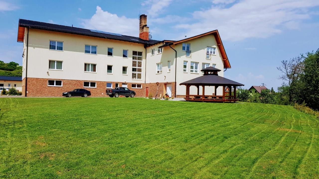 Agrohotel Tri Brezy Hrustin Exteriör bild