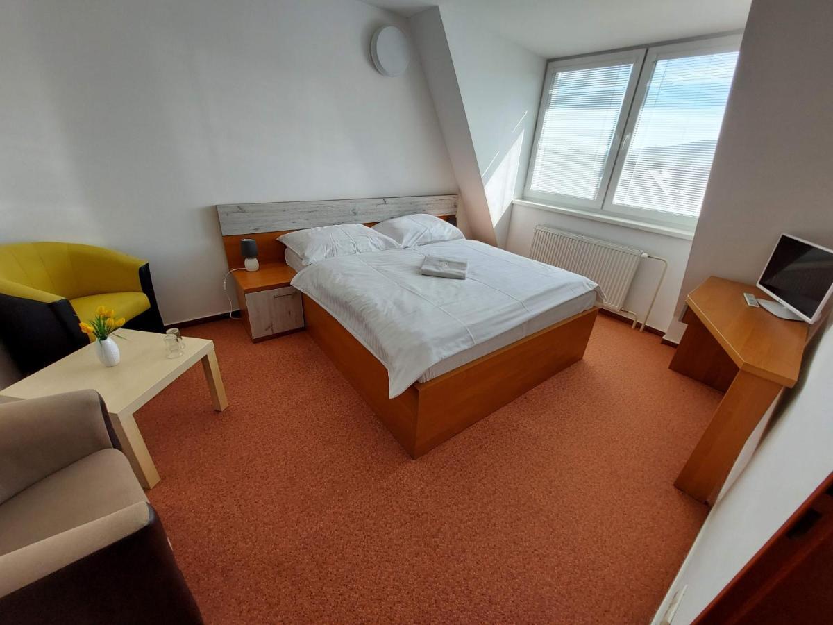 Agrohotel Tri Brezy Hrustin Exteriör bild