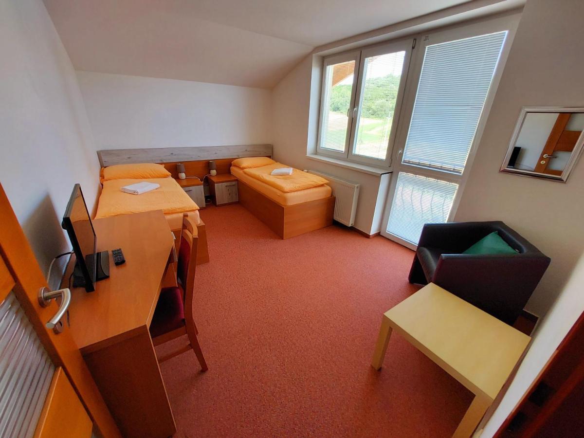 Agrohotel Tri Brezy Hrustin Exteriör bild