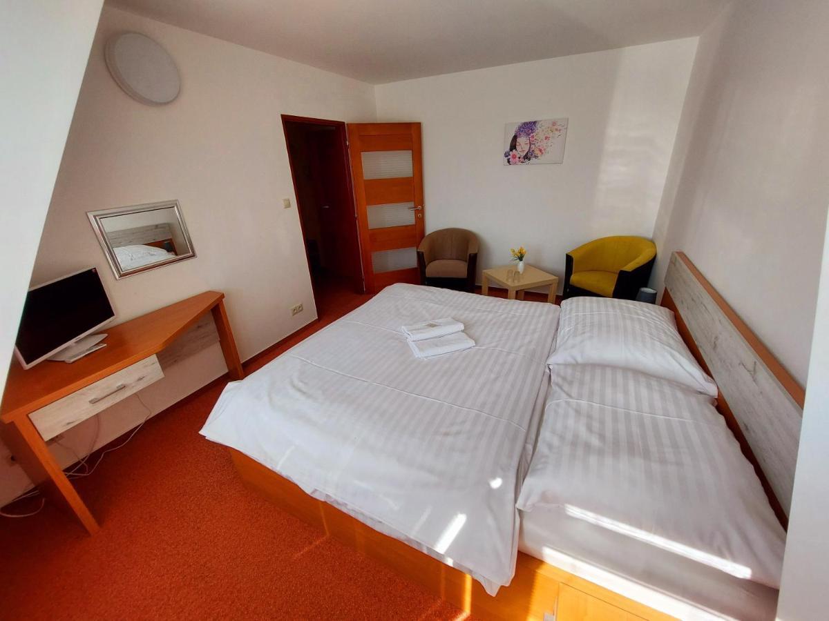 Agrohotel Tri Brezy Hrustin Exteriör bild
