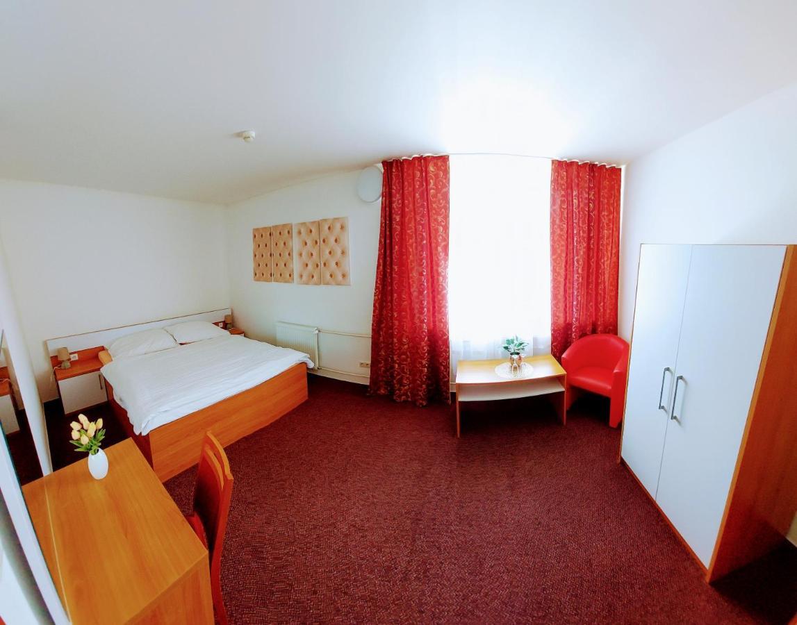 Agrohotel Tri Brezy Hrustin Exteriör bild