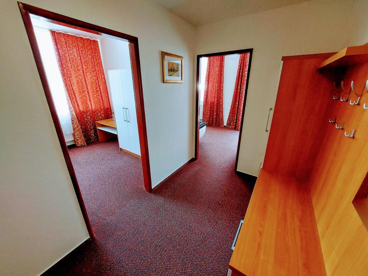 Agrohotel Tri Brezy Hrustin Exteriör bild