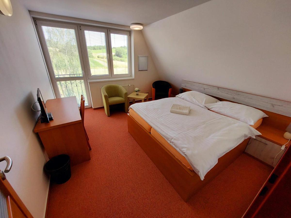 Agrohotel Tri Brezy Hrustin Exteriör bild