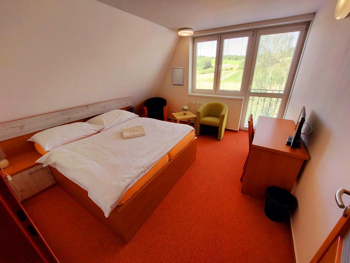 Agrohotel Tri Brezy Hrustin Exteriör bild