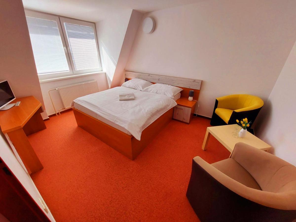 Agrohotel Tri Brezy Hrustin Exteriör bild