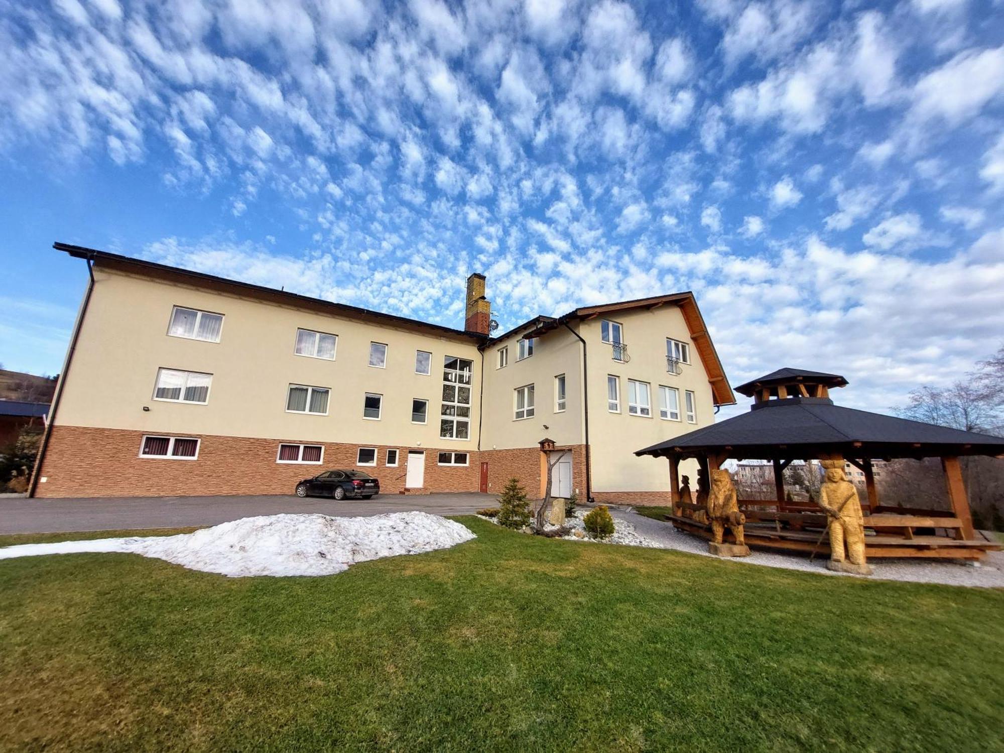 Agrohotel Tri Brezy Hrustin Exteriör bild