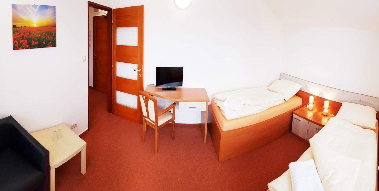 Agrohotel Tri Brezy Hrustin Exteriör bild