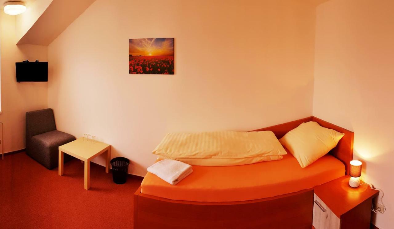 Agrohotel Tri Brezy Hrustin Exteriör bild