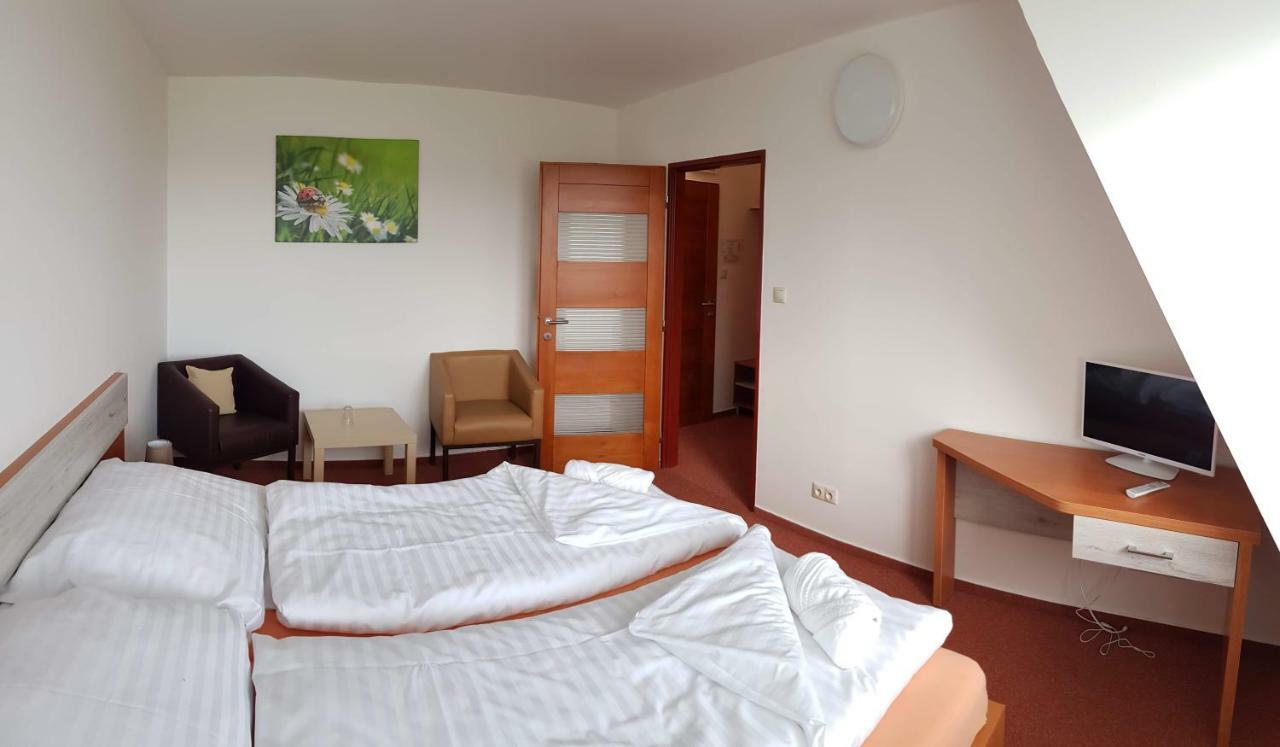 Agrohotel Tri Brezy Hrustin Exteriör bild