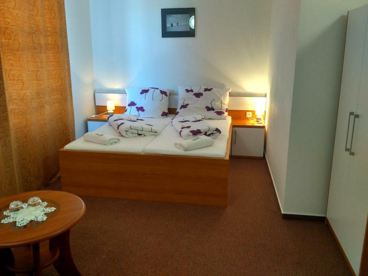 Agrohotel Tri Brezy Hrustin Exteriör bild