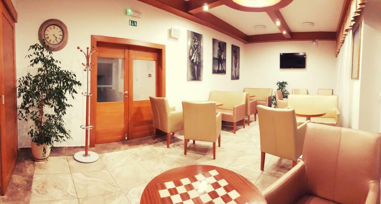 Agrohotel Tri Brezy Hrustin Exteriör bild