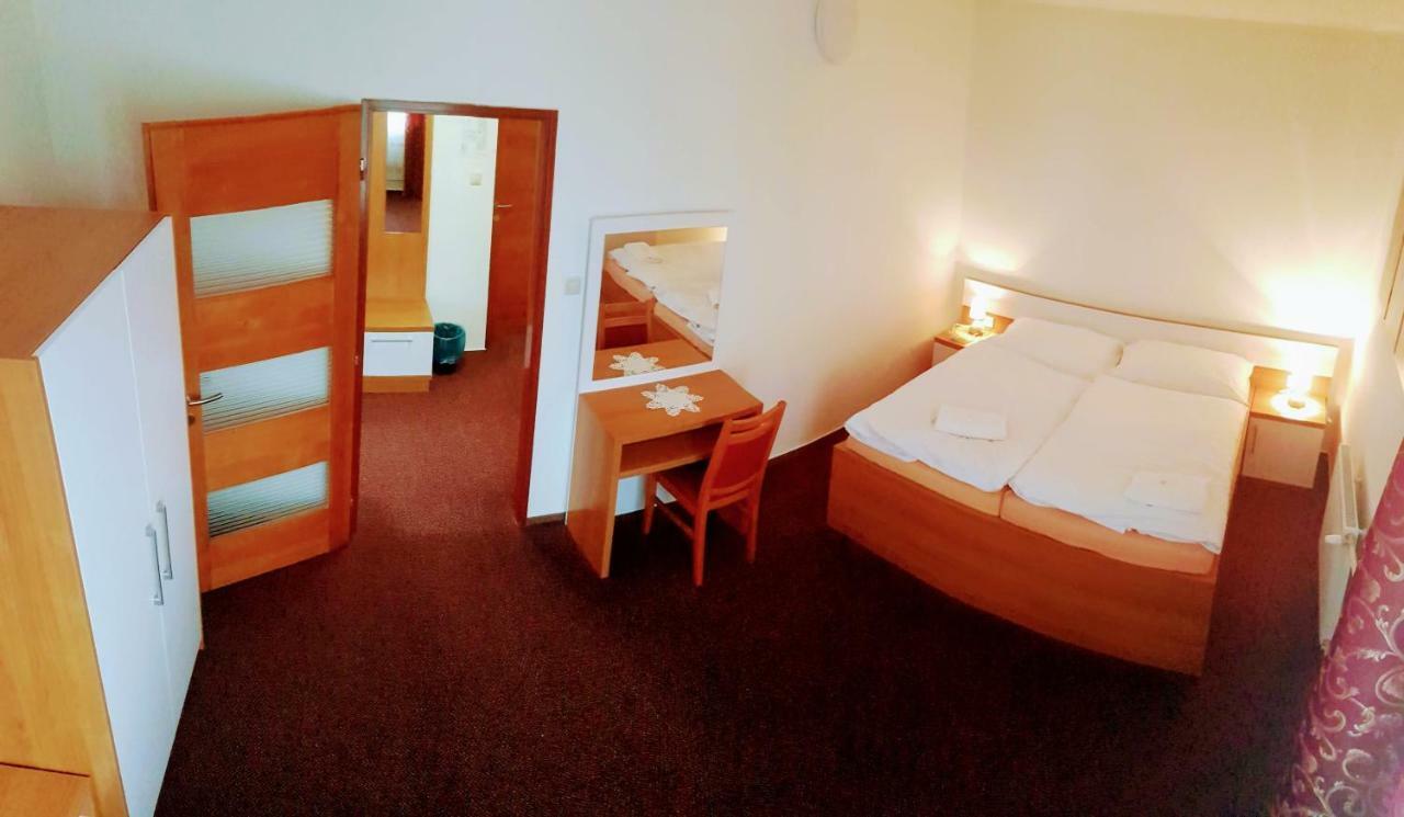 Agrohotel Tri Brezy Hrustin Exteriör bild