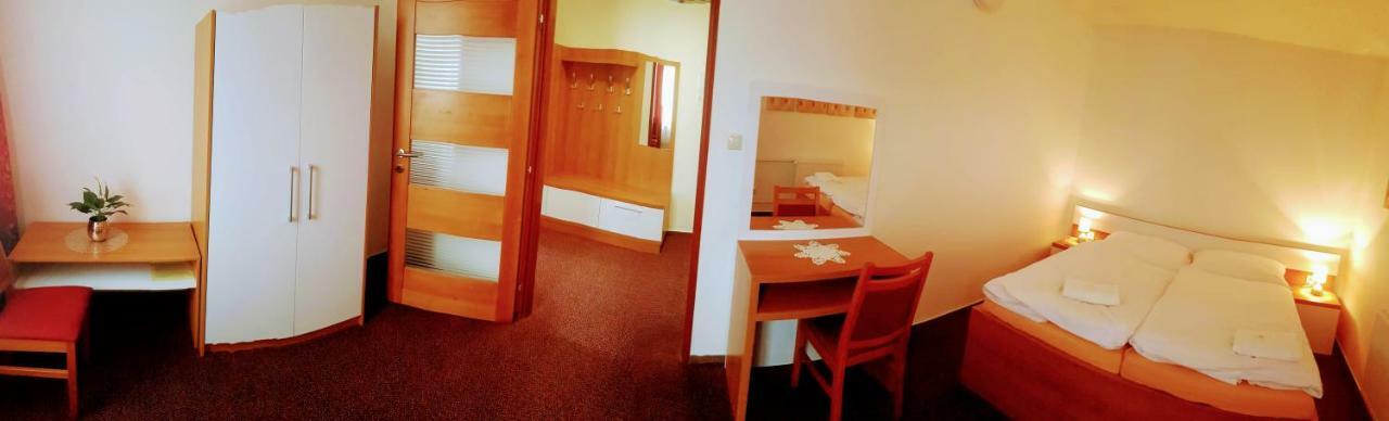 Agrohotel Tri Brezy Hrustin Exteriör bild