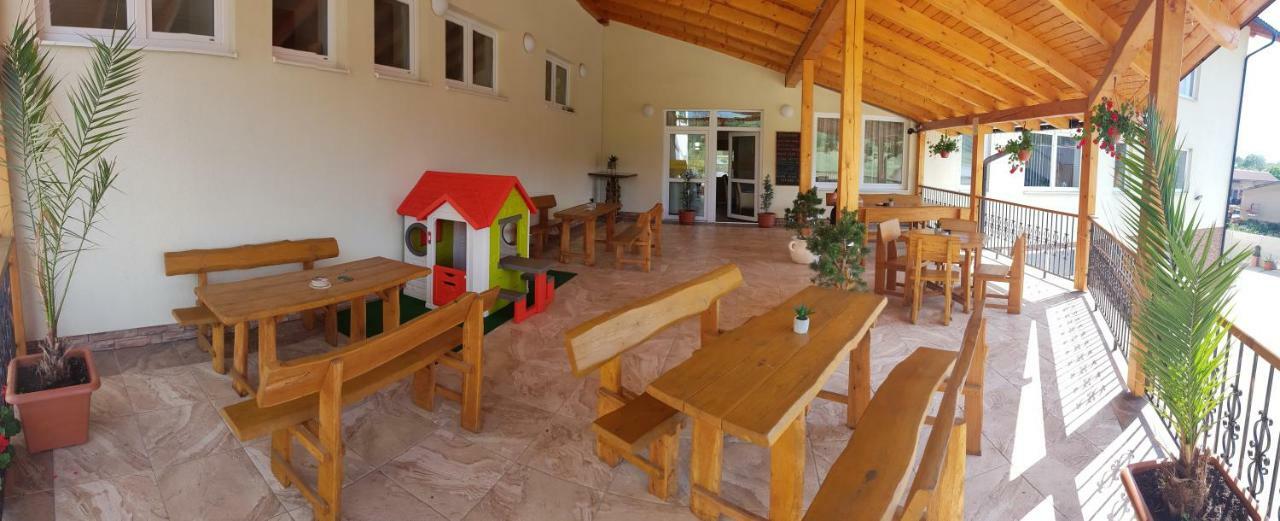 Agrohotel Tri Brezy Hrustin Exteriör bild