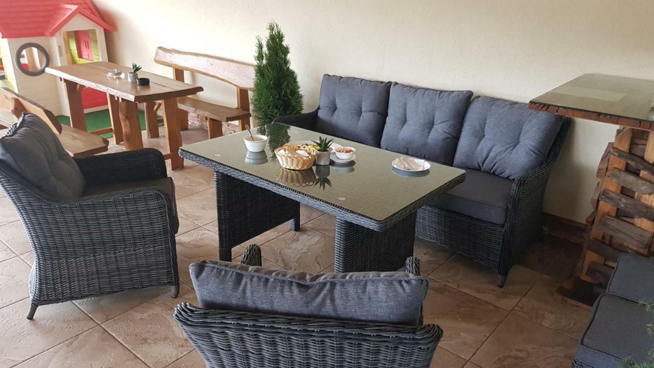 Agrohotel Tri Brezy Hrustin Exteriör bild