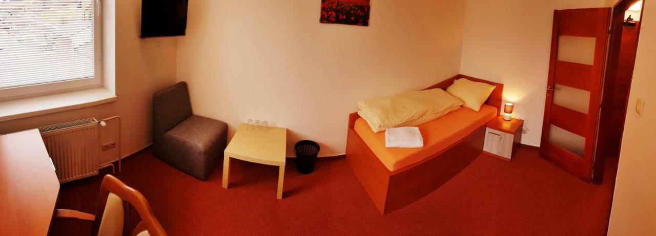 Agrohotel Tri Brezy Hrustin Exteriör bild