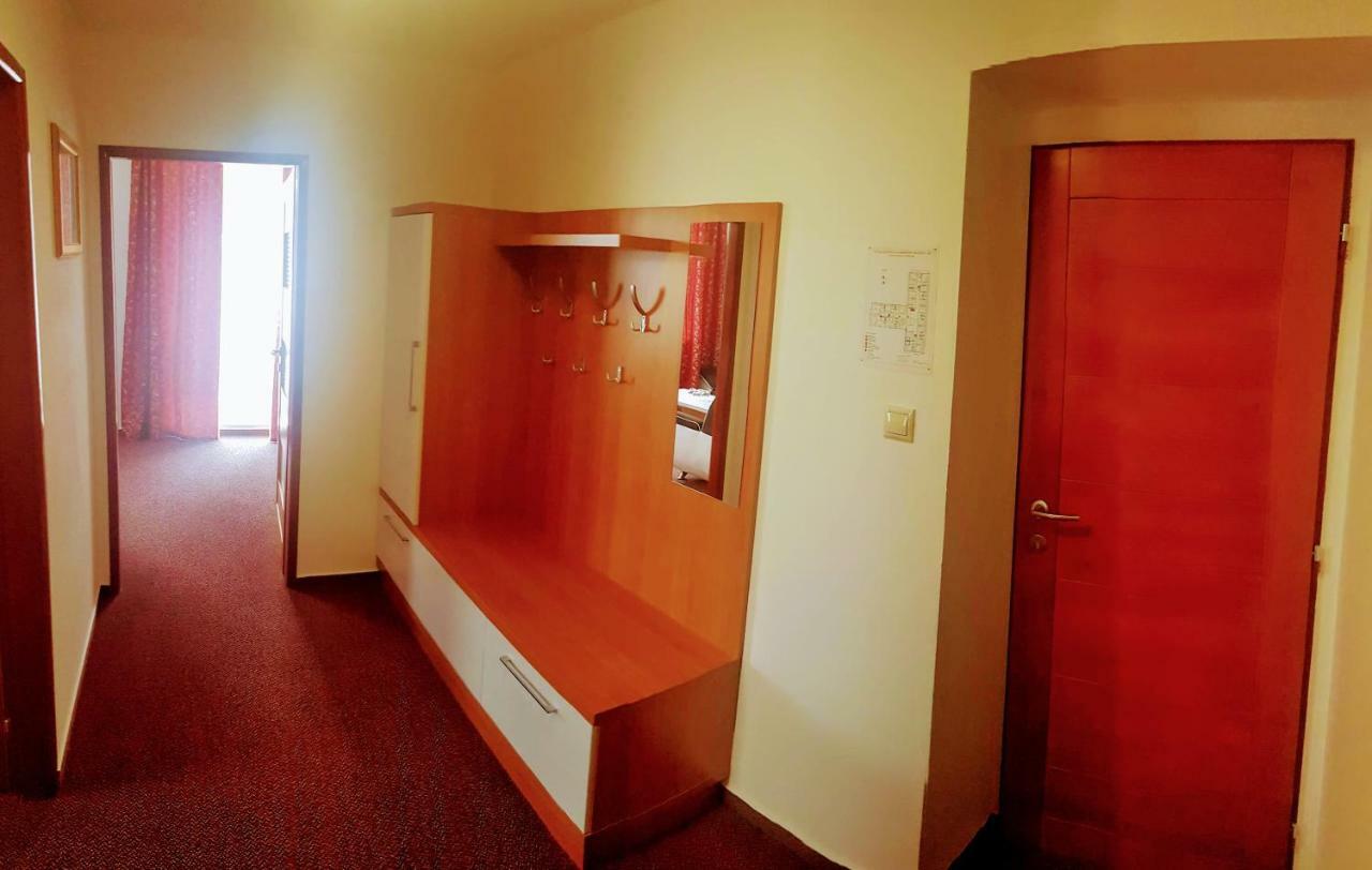 Agrohotel Tri Brezy Hrustin Exteriör bild