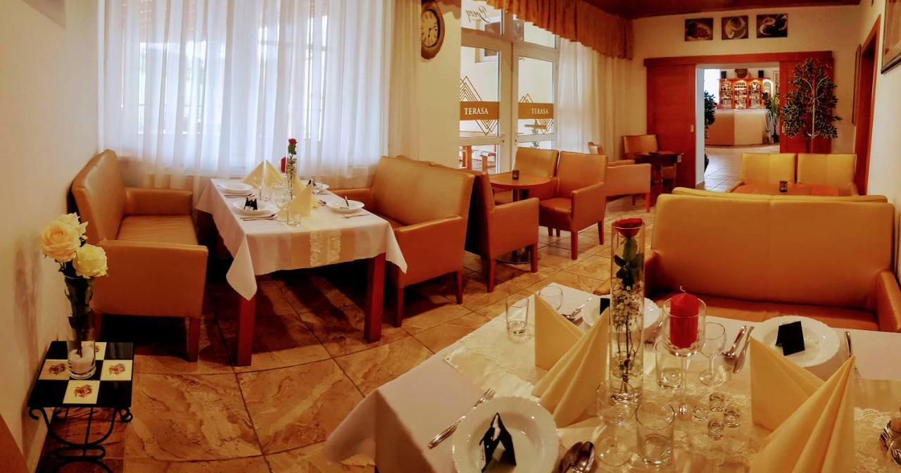 Agrohotel Tri Brezy Hrustin Exteriör bild
