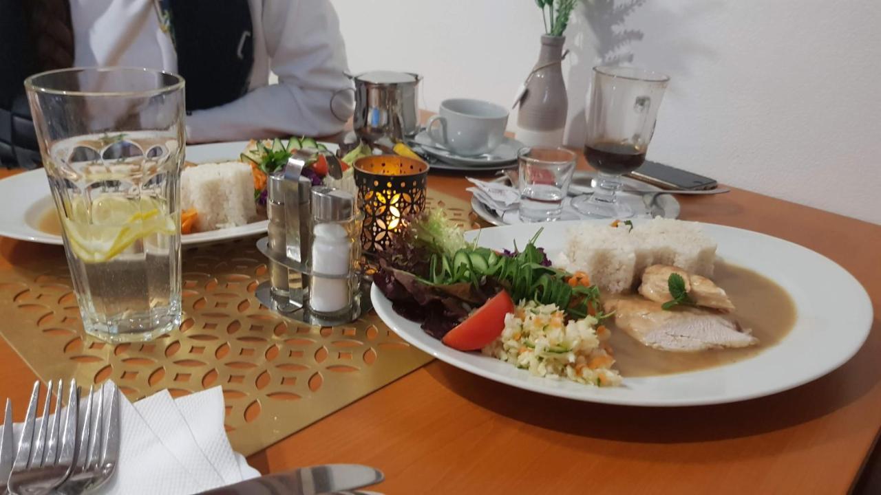 Agrohotel Tri Brezy Hrustin Exteriör bild