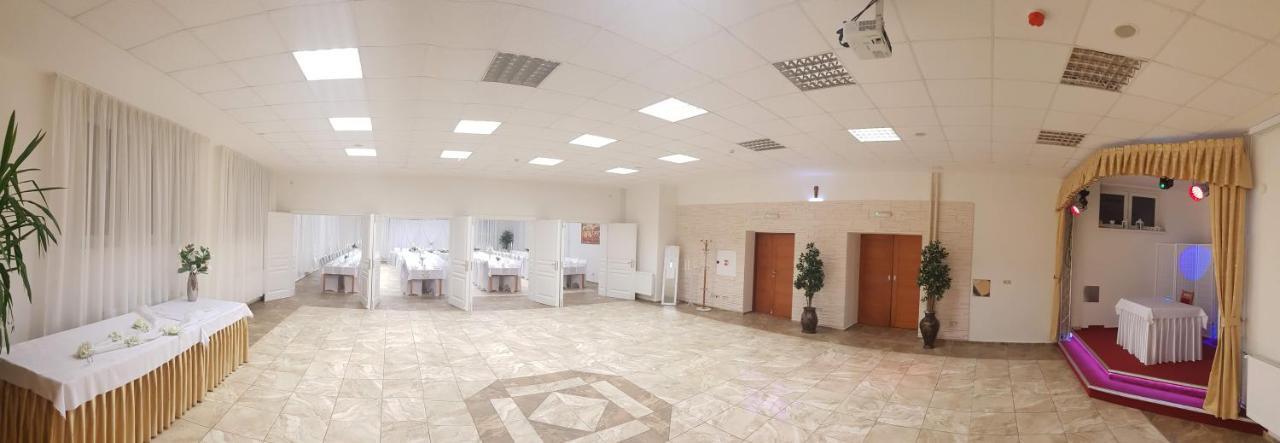 Agrohotel Tri Brezy Hrustin Exteriör bild